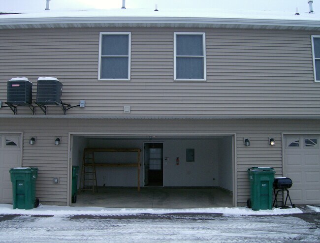 Building Photo - 295 Par Five Dr