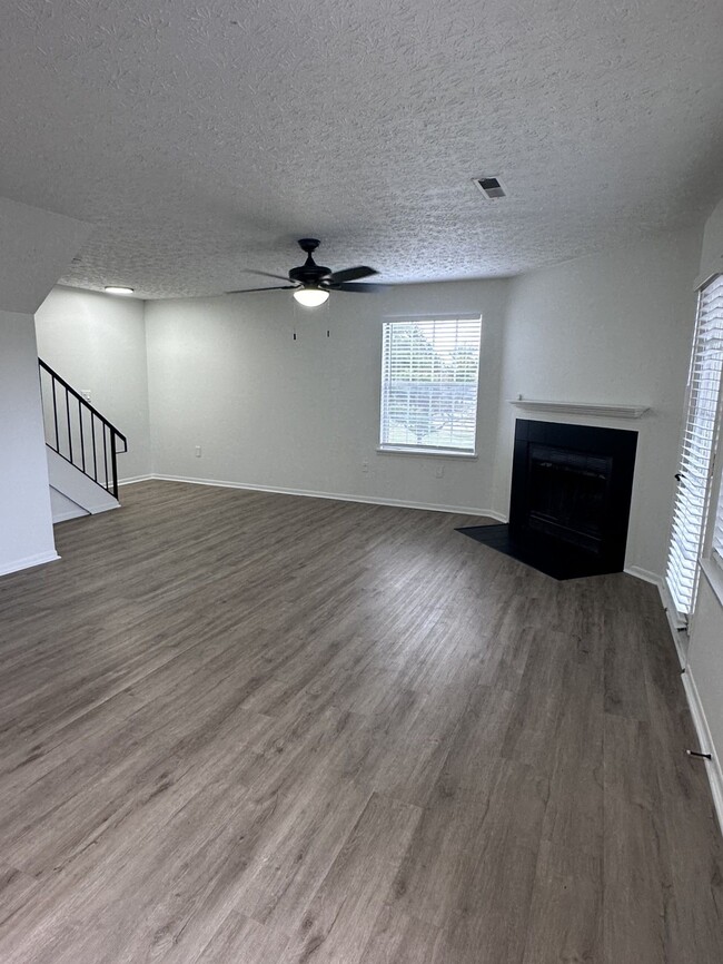 Living Room w/ Fireplace - Hickory Creek