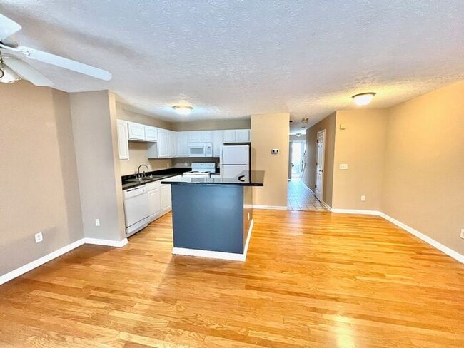 Building Photo - Fantastic Location, No Maintenence Condo