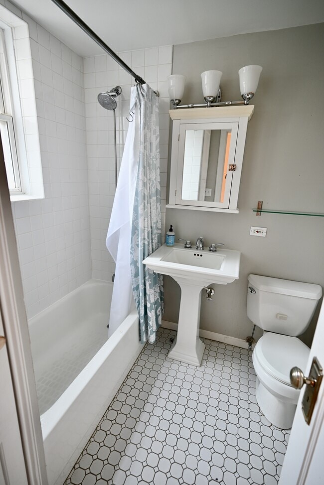 Photo - 1113 W Lill Ave Townhome