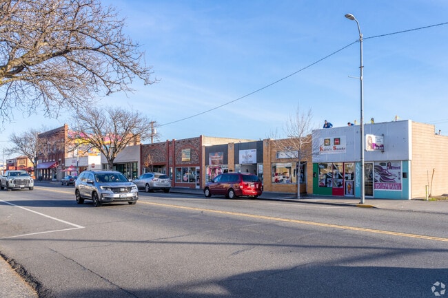 Downtown Pasco offers lots of walkable streets with lots of shopping.