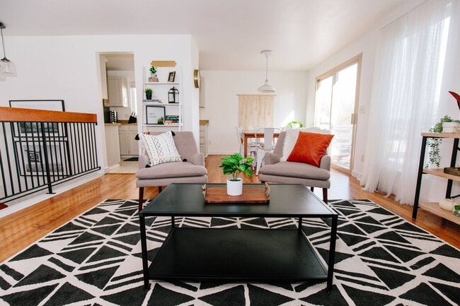 Building Photo - Charming 5-Bedroom Home in Club Crest