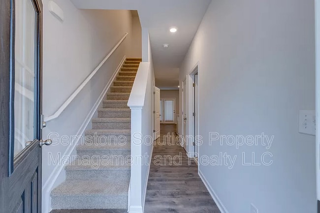 Building Photo - 608 Clifford Heights