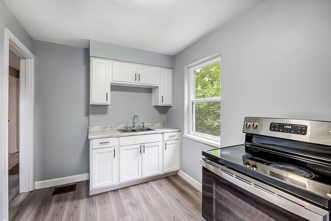Building Photo - Three Bedroom in Dayton!