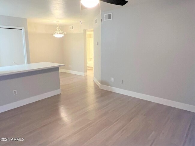 Building Photo - 533 W Guadalupe Rd