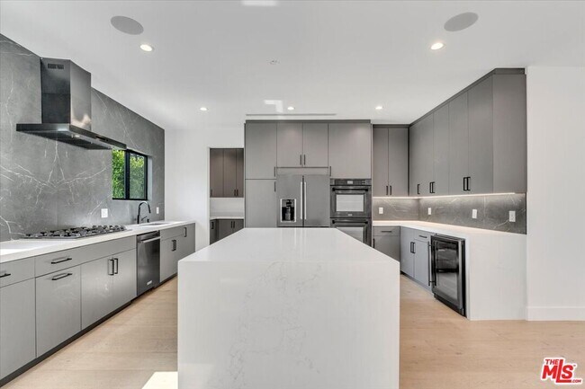 Foto del edificio - 5456 Hazeltine Ave