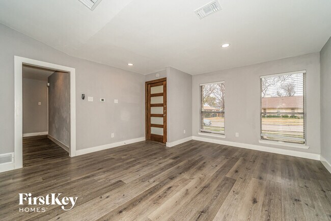 Building Photo - 2626 Fallcreek Dr