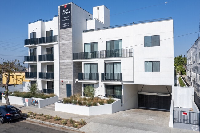 Building Photo - 1111 N Kenmore Ave