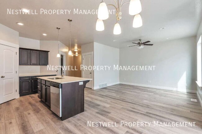 Building Photo - 1556 W State Rd