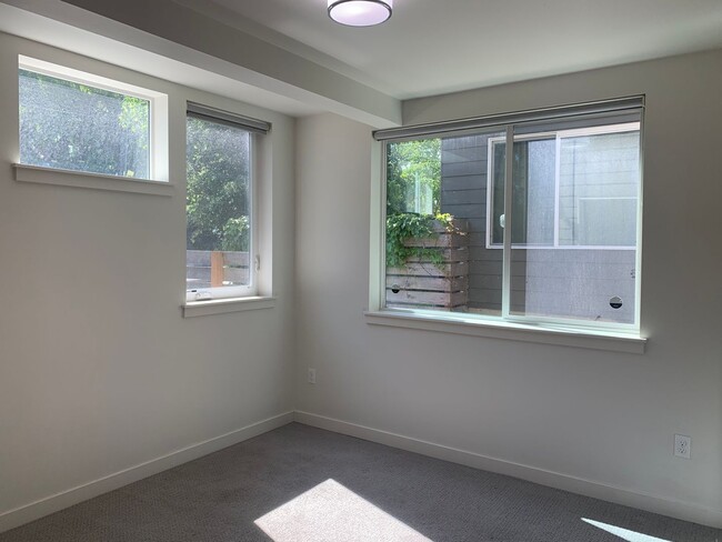 Building Photo - 1/2 off first month's rent!!!!! Live in Se...