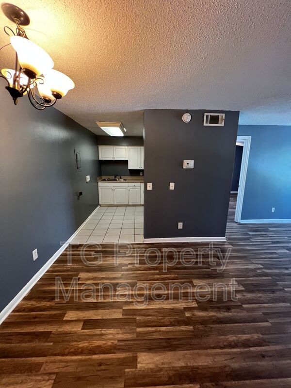 Foto del edificio - 402 Lower 8th Ave