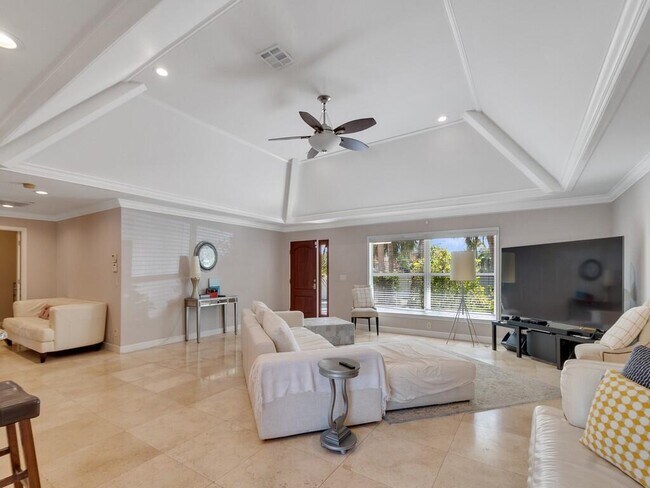 Foto del edificio - 527 E Causeway Blvd