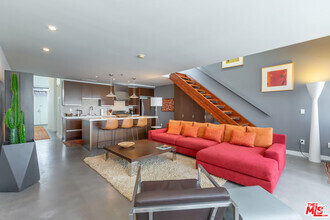 Building Photo - 615 Hampton Dr