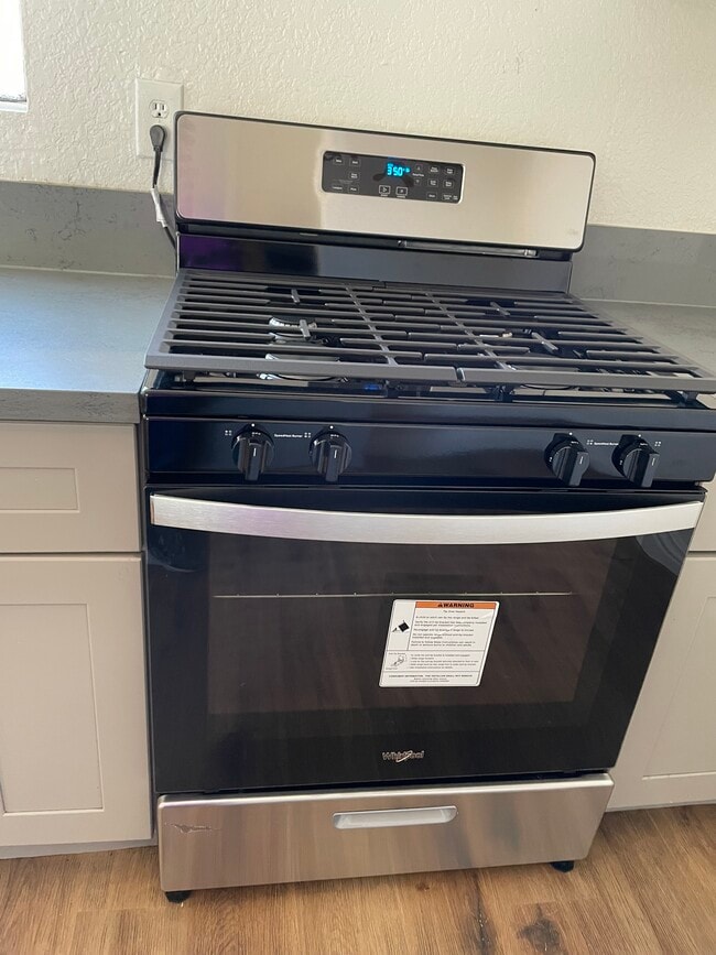 Kitchen Stove *NEW* - 1619 N Avalon Blvd