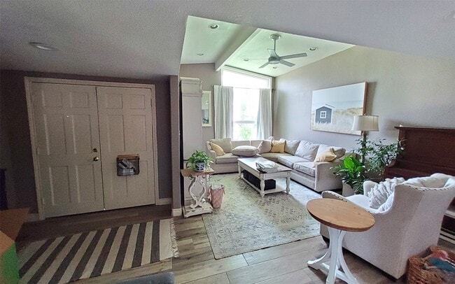 Building Photo - 4423 Meyerwood Dr