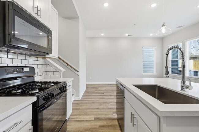 Building Photo - 9912 Clark Cyn Ln