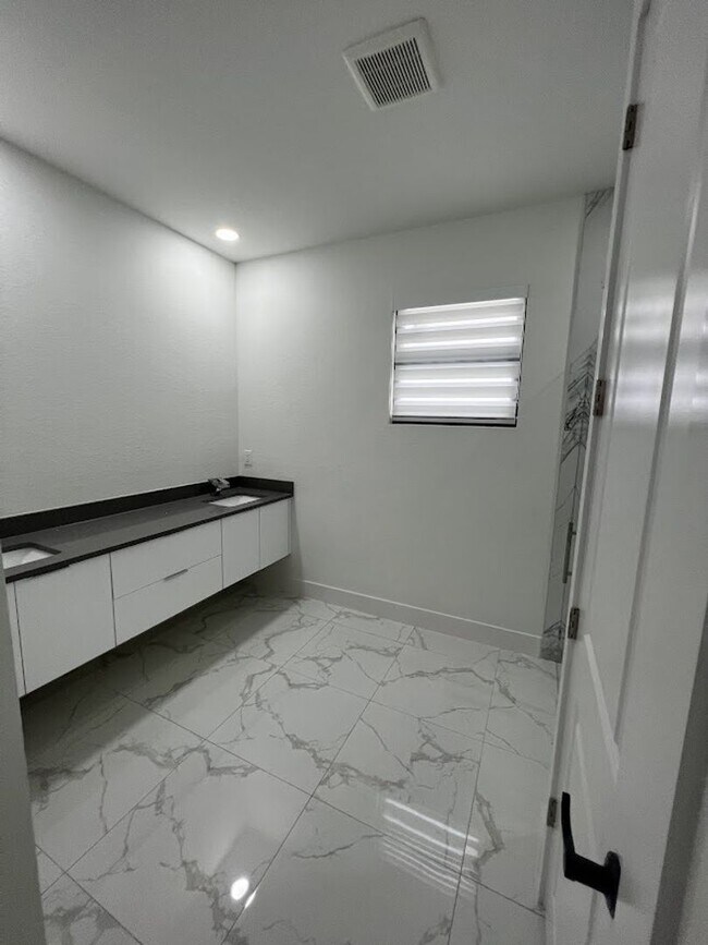 Foto del edificio - 2218 Embers Pkwy W