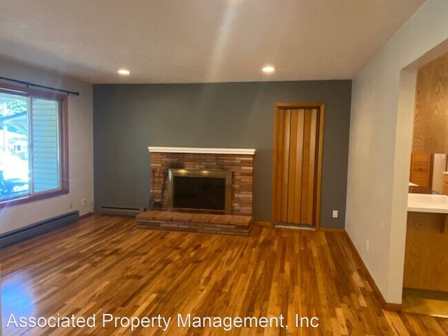 Building Photo - 3 br, 1 bath House - 3220 Oak Crest Dr