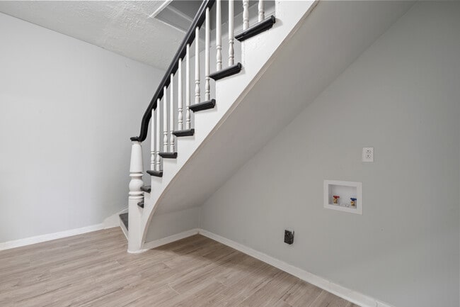 Building Photo - 608 Monroe St