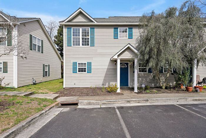 Primary Photo - 3 BR/ End UNIT/ FIRE PLACE! Cozy townhouse...