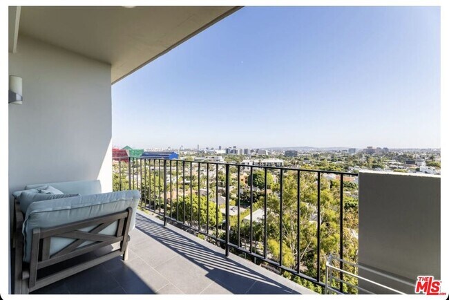 Foto del edificio - 818 N Doheny Dr