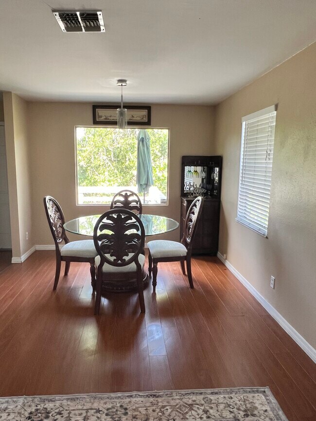 Dining area - 5480 Avenue B
