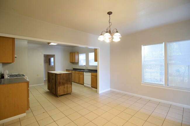 Building Photo - 602 E Sandy Ln
