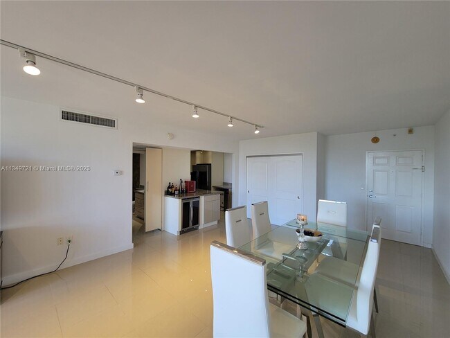 Foto del edificio - 10350 W Bay Harbor Dr