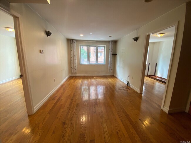 Foto del edificio - 85-10 Elmhurst Ave