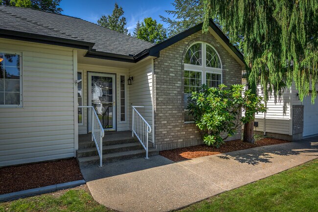 Building Photo - 1626 Northwood Dr