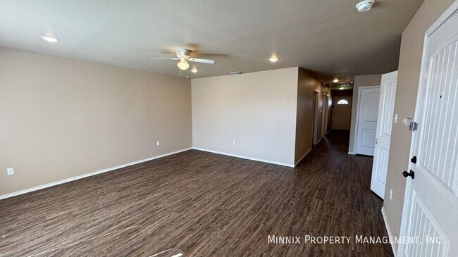 Foto del edificio - 2425 N. Ave. N-