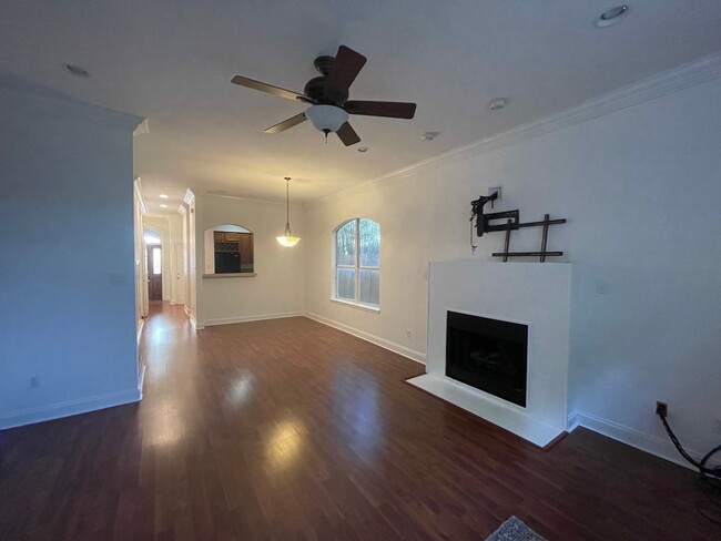 Building Photo - 264 W Robert E Lee Blvd