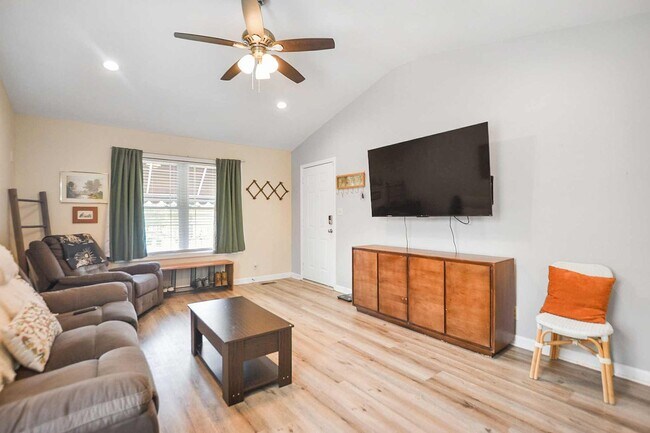 Foto del edificio - Pet Friendly Three Bedroom!