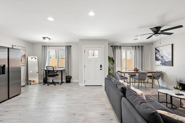 Building Photo - 1826 E Illini St