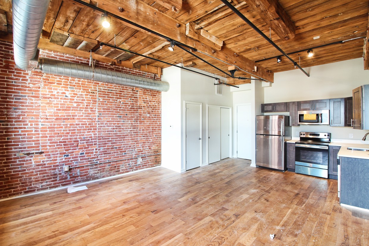 Primary Photo - 1140 N American St