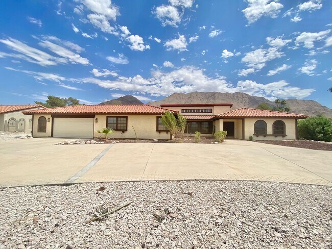 Building Photo - IMMACULATE 4 BEDROOM / 2.5 BATH WITH 2 CAR...