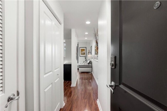 Foto del edificio - 3040 Peachtree Rd NW