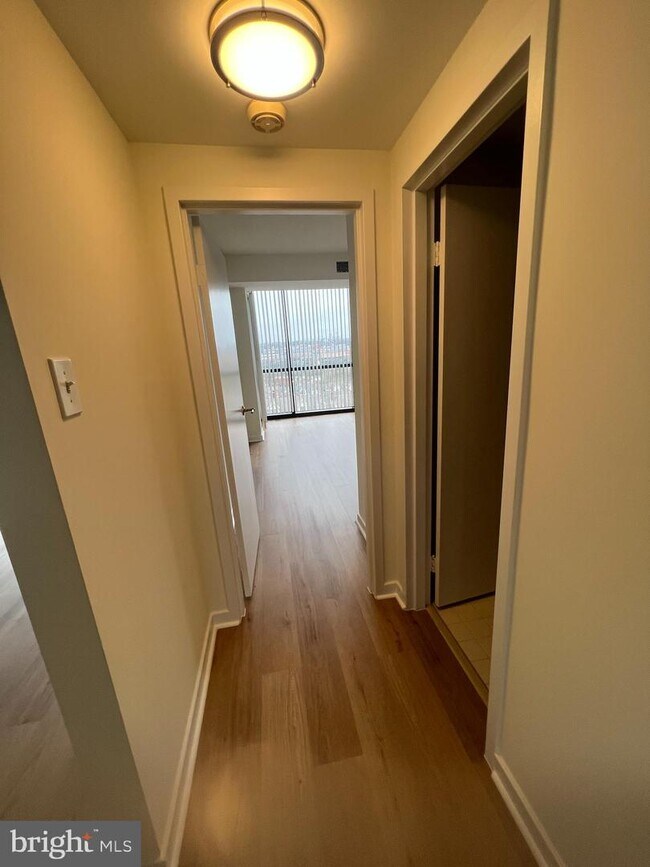 Building Photo - 1530 Key Blvd