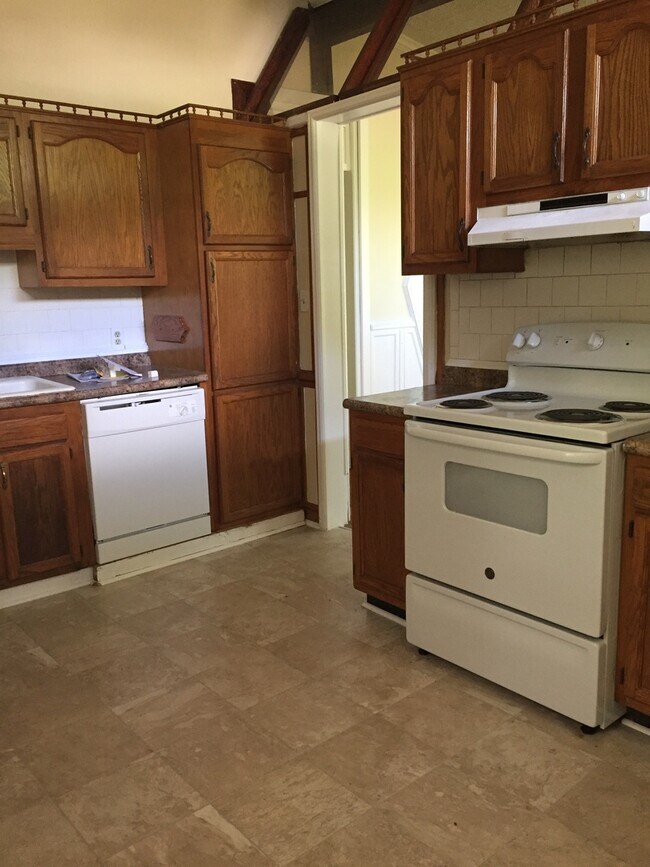 Building Photo - Single level, 3 bedroom home available Nea...