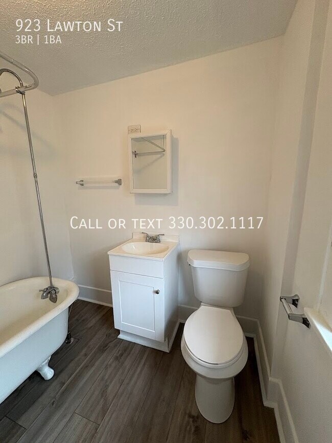 Building Photo - Three bedroom one bathroom home for rent