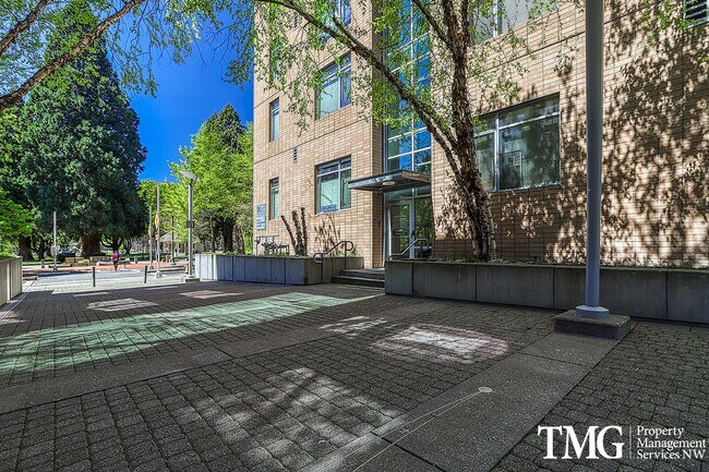 Building Photo - Top-Floor 2BD/2BA Condo w/ Stunning Park Views & Utilities Included