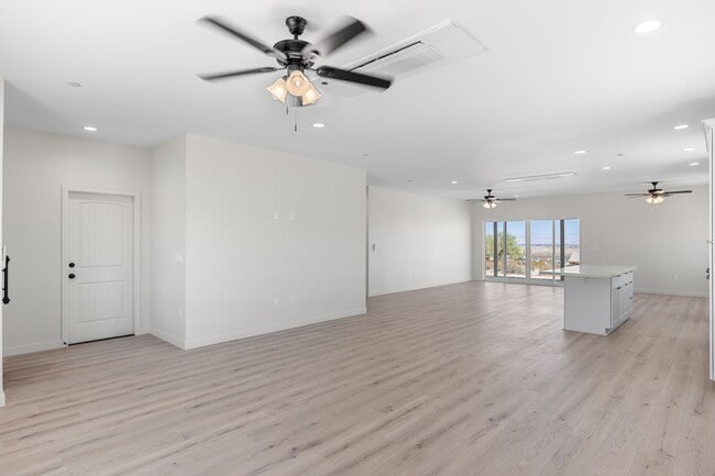 Foto del edificio - 10201 Crest Rd