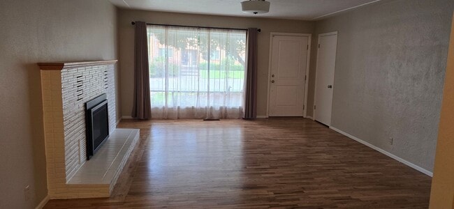 Building Photo - Well Maintained, Centrally Located 3 Bedro...