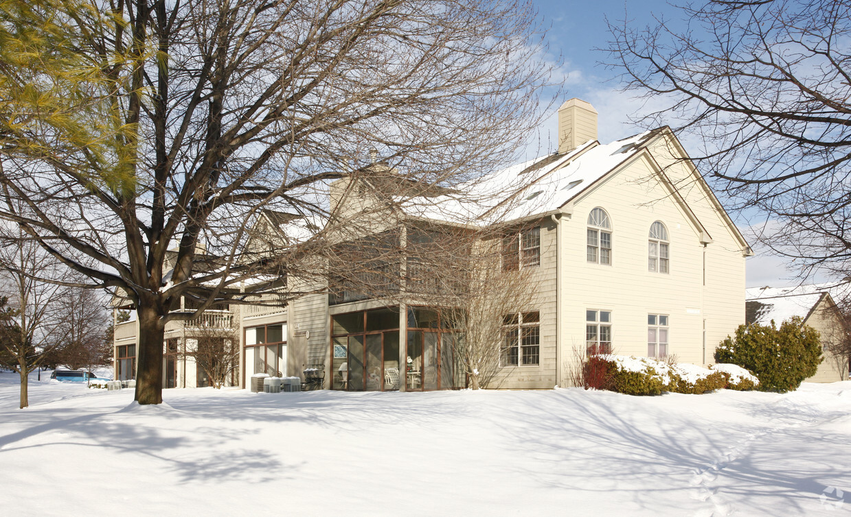 Building Photo - Oak Meadows