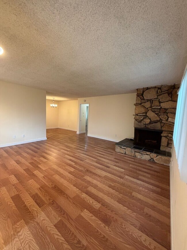 Foto del edificio - Newport Ave