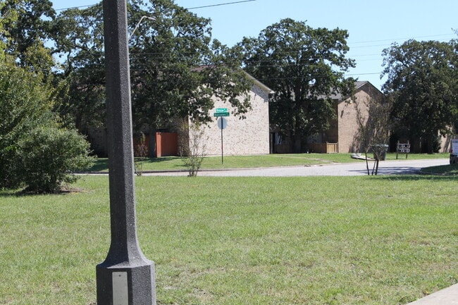 Foto del edificio - 2403 Bosque Dr