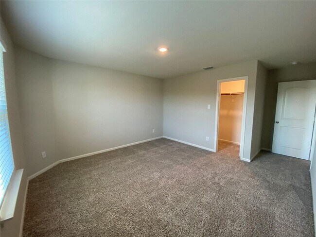 Building Photo - 205 Emma Dr
