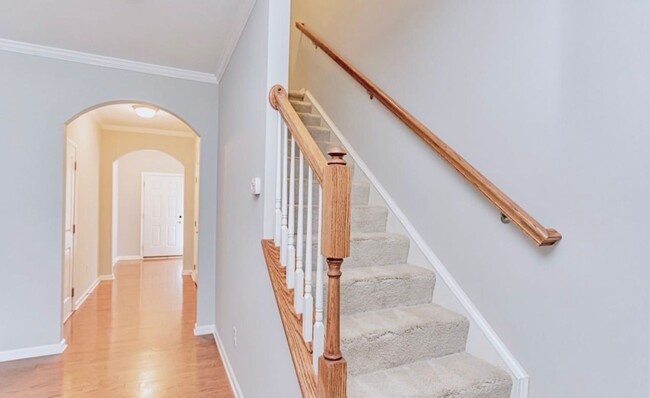 Building Photo - Beautiful, 3 BR Highly sought after Townhouse