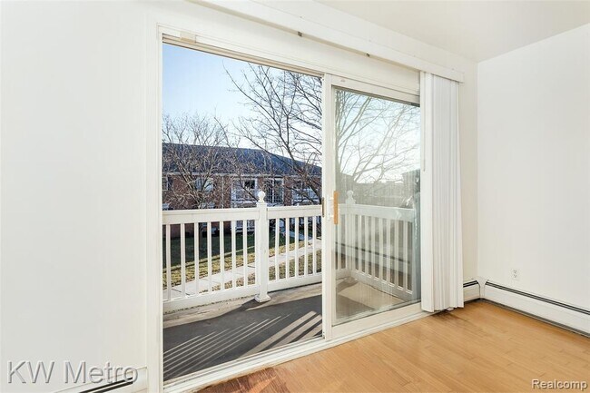 Foto del edificio - 2425 Torquay Ave