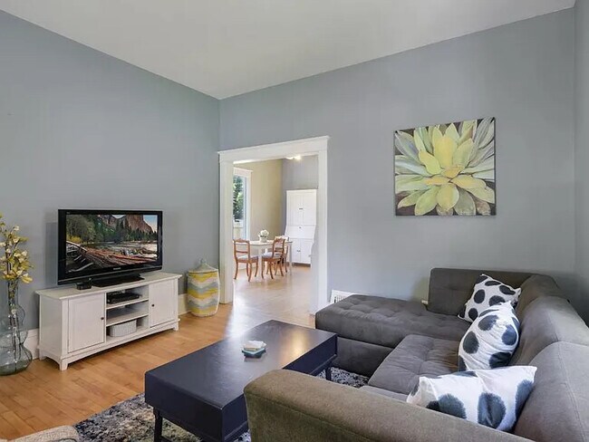 Sala de estar - 3935 Hubbard Ave N